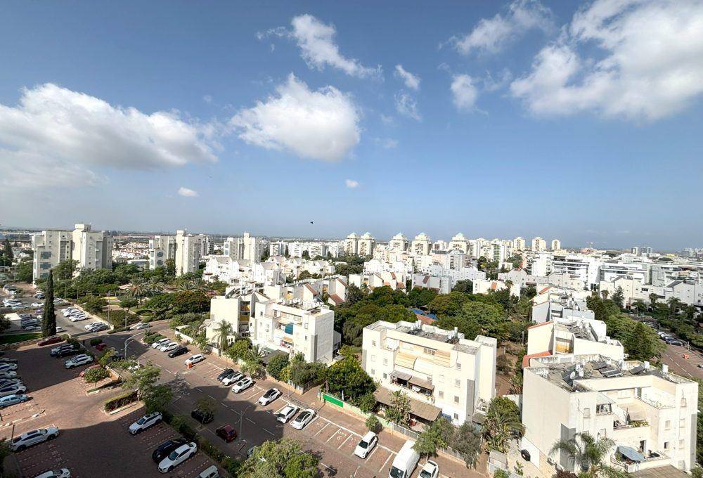 נוף מערבי פתוח מפנטהאוז ברחוב שדה נחום, קרית גנים